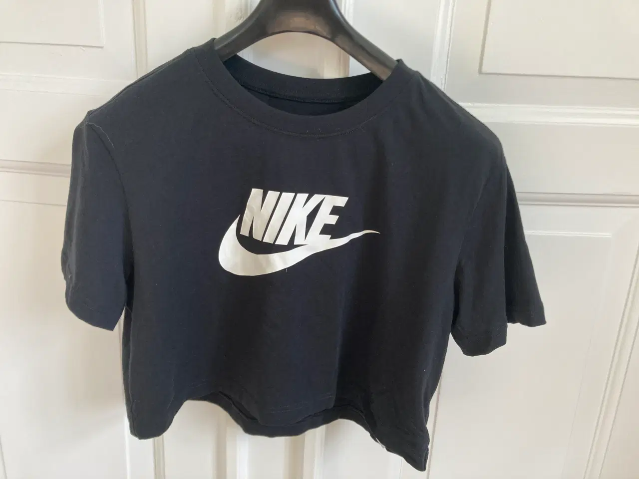 Billede 1 - Kort sort Nike Essential-T-shirt til kvinder