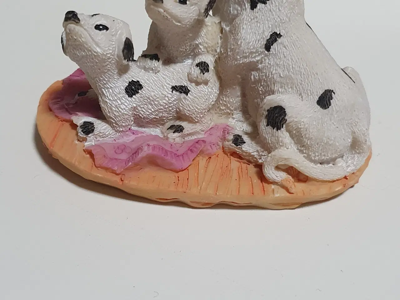 Billede 1 - Figur - 3 hunde på lyserødt tæppe