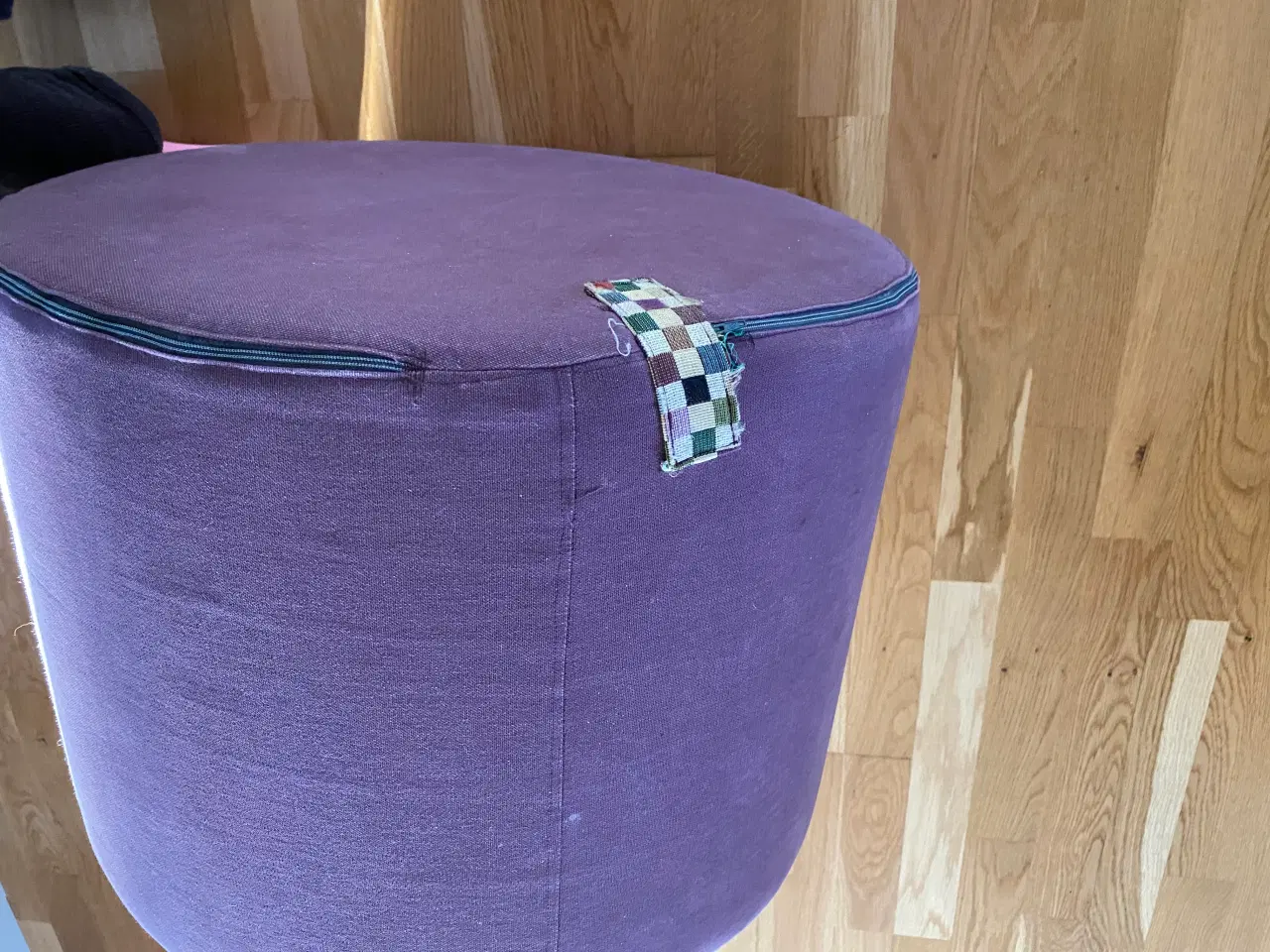 Billede 3 - Fodpuf i fastskum, den kan siddes på. H50 