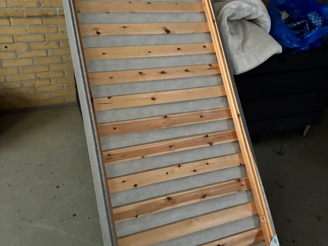 Billede 1 - Seng 90x200 cm med topmadras og 4 ben