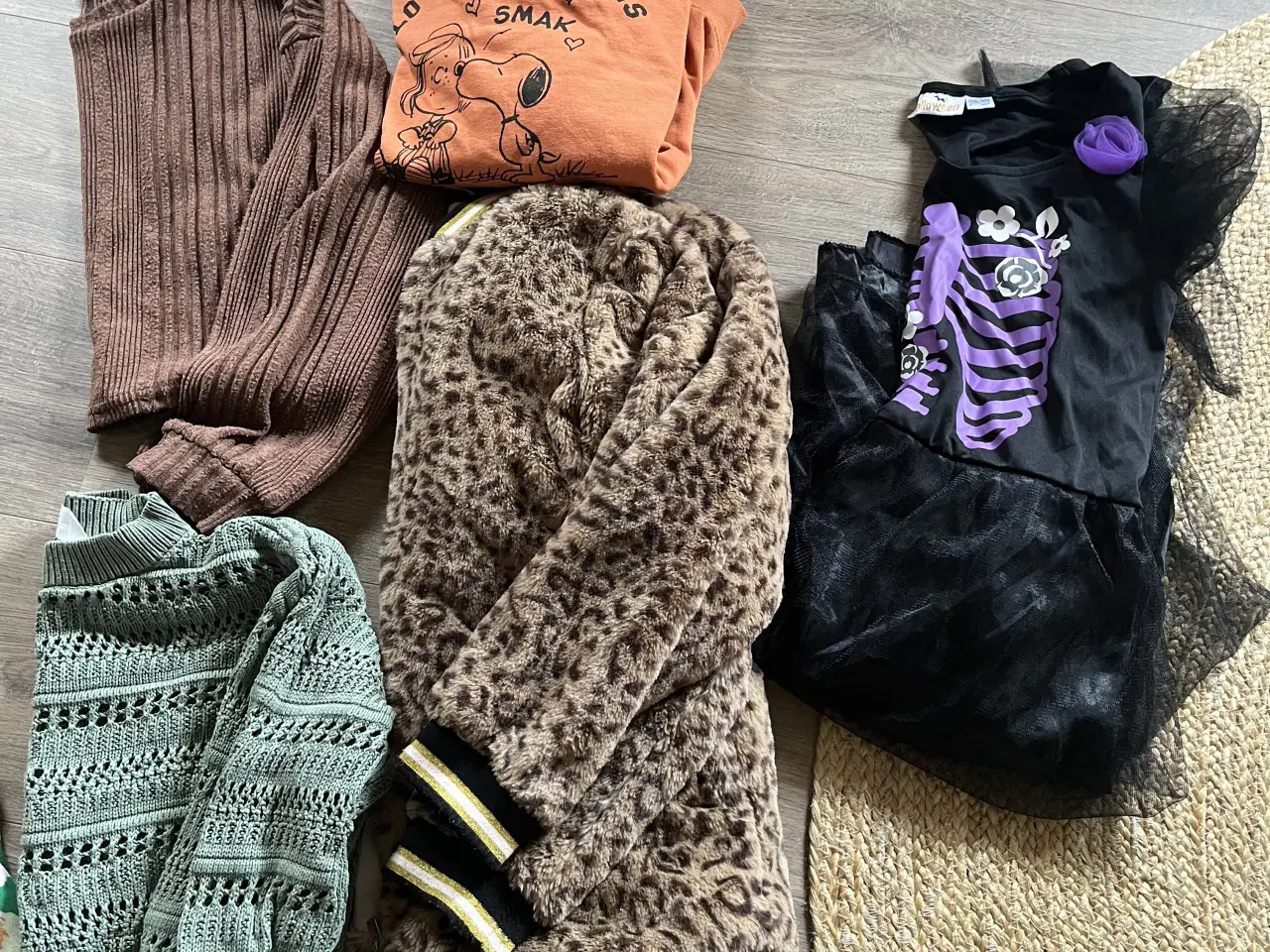 Billede 2 - Kjoler, trøjer mm