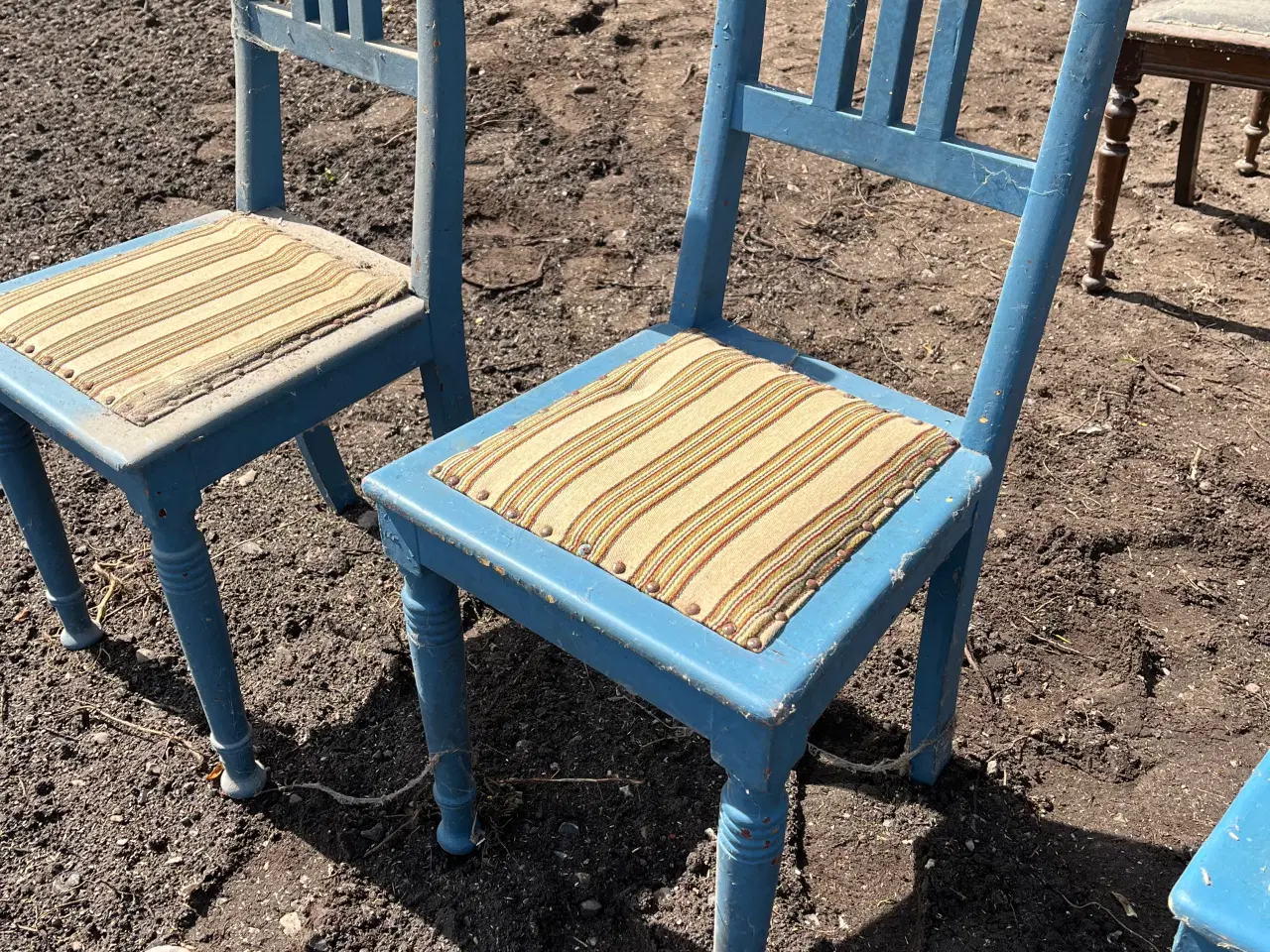 Billede 2 - Lyseblå stole med stofsæde