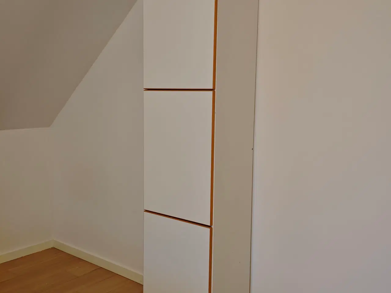 Billede 1 - Væggereol /væggeskab med låg 