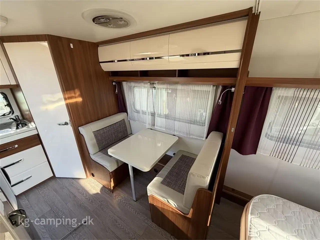 Billede 19 - 2018 - Hobby Excellent 460 SFf   Let rejsevogn med fritstående dobbeltseng. Incl i prisen er mover, fast markise og fortelt.