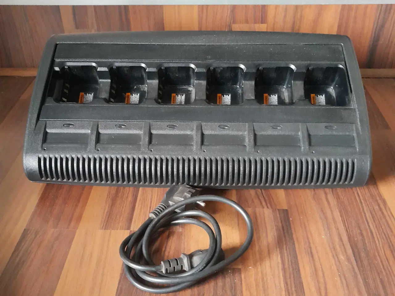 Billede 1 - Motorola 6 plads lader til DP serien.