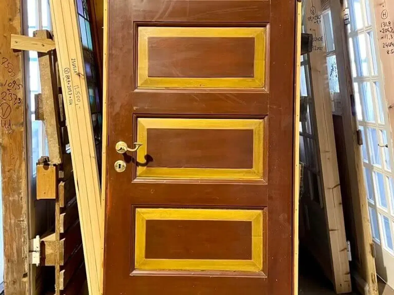 Billede 1 - Klassisk fyldningsdør m. karm og mørke farver