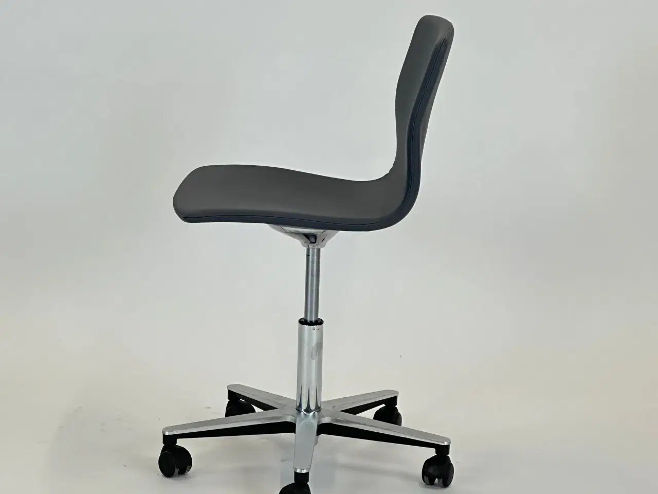 Billede 4 - Butterfly swivel fra Magnus Olesen (Grå kunstlæder)