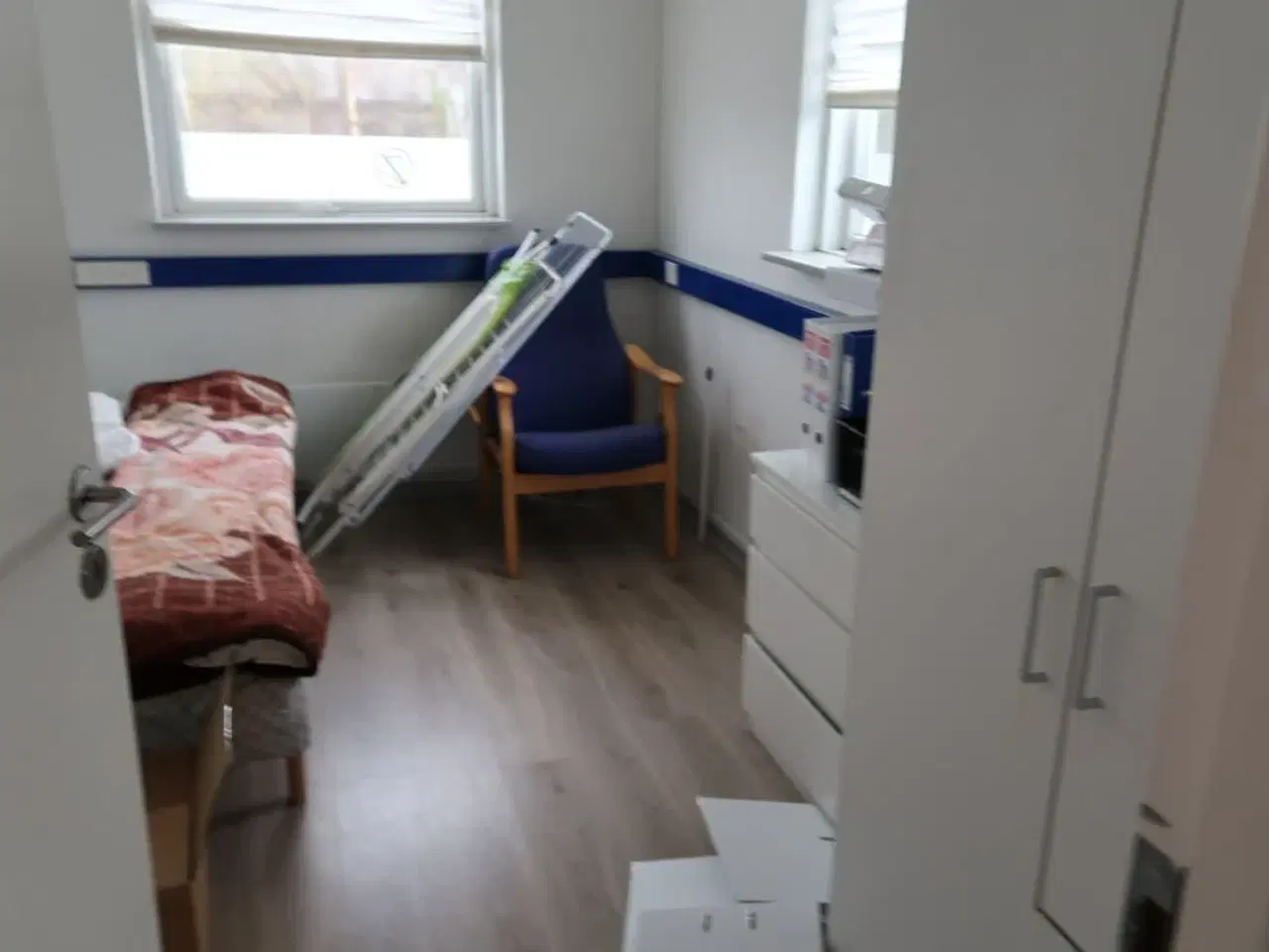 Billede 1 - Rum med indhold bl.a. seng, kaffemaskine POINT, skabe m.m.