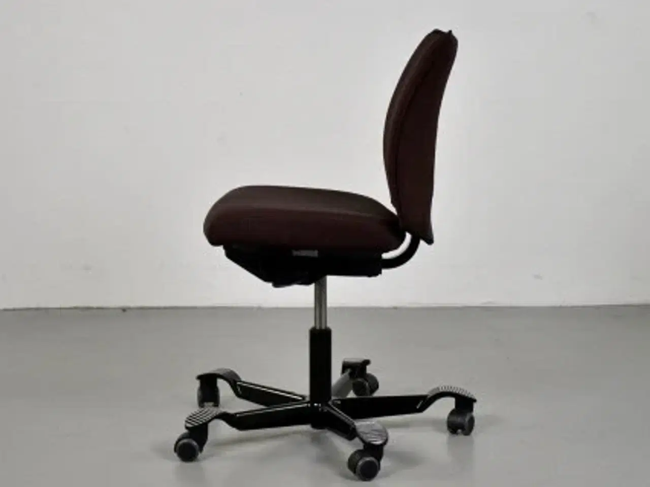 Billede 4 - Häg h05 5200 kontorstol med rødbrun polster og sort stel.