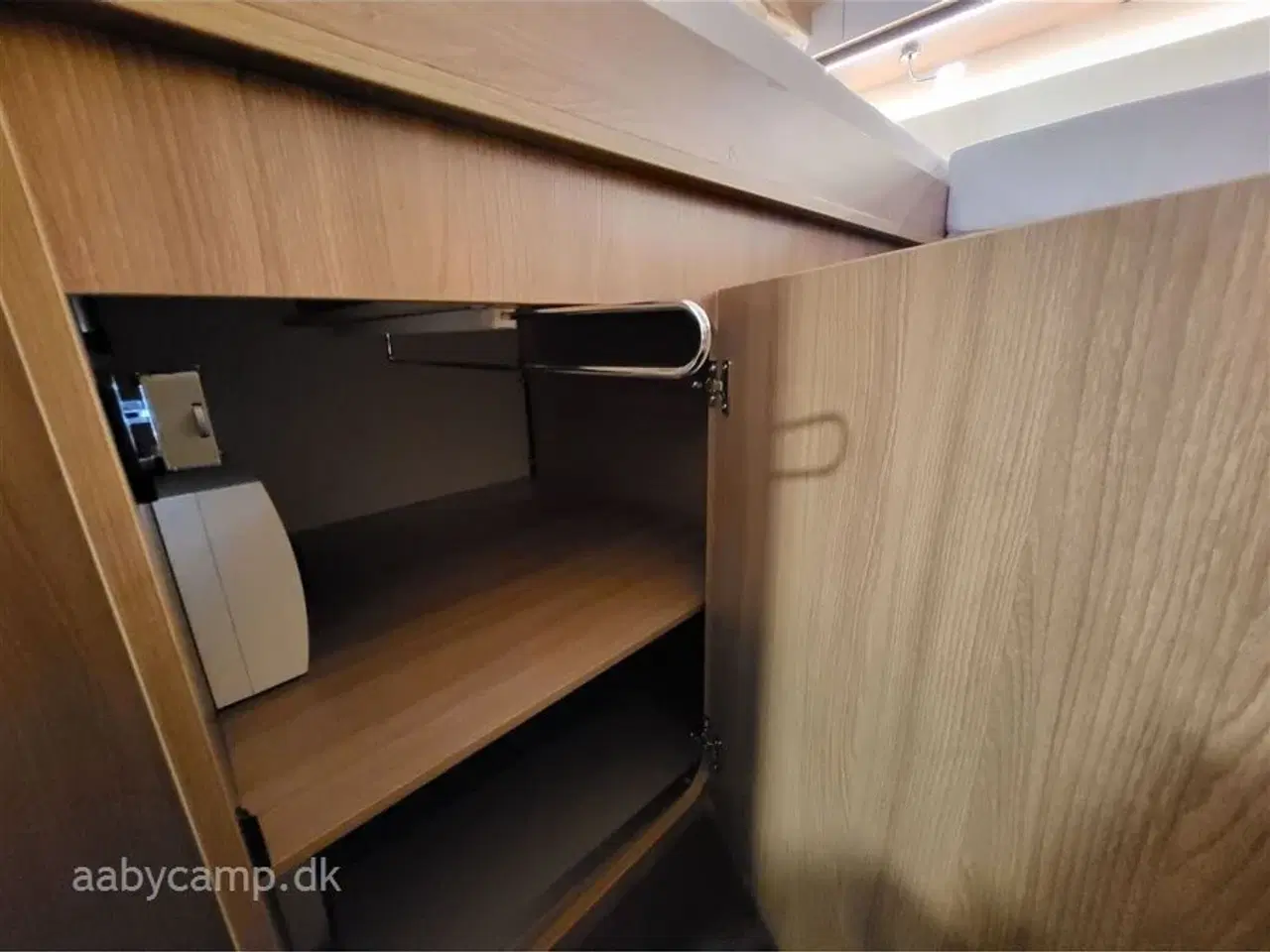 Billede 13 - 2022 - Laika Kosmo Compact 9   Slank og smidig model, perfekt til snoede kystveje. Automatgear.