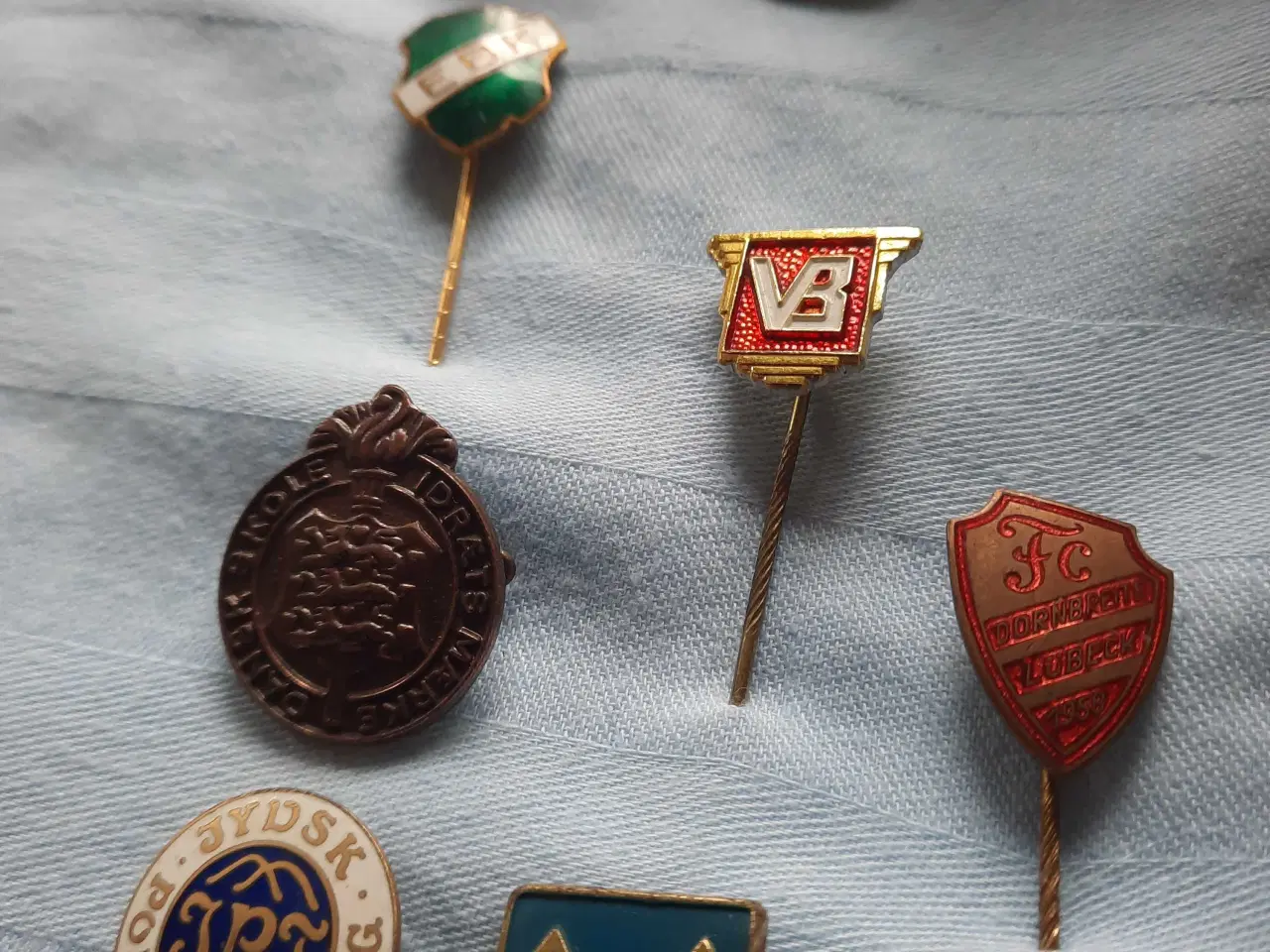 Billede 1 - Er der samlere til nåle og emblemer?