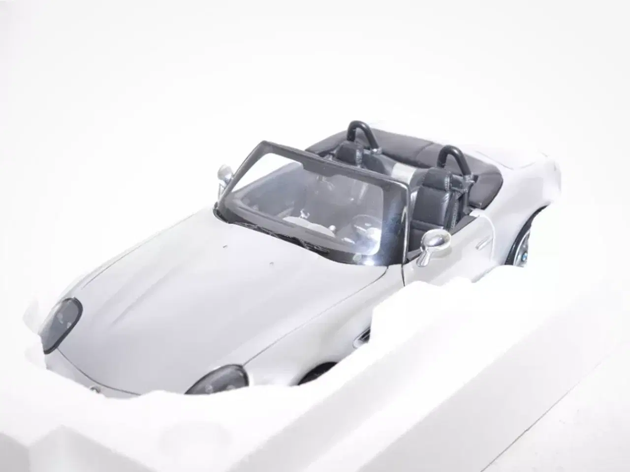 Billede 1 - 1:18 BMW Z8 E52 James Bond 007