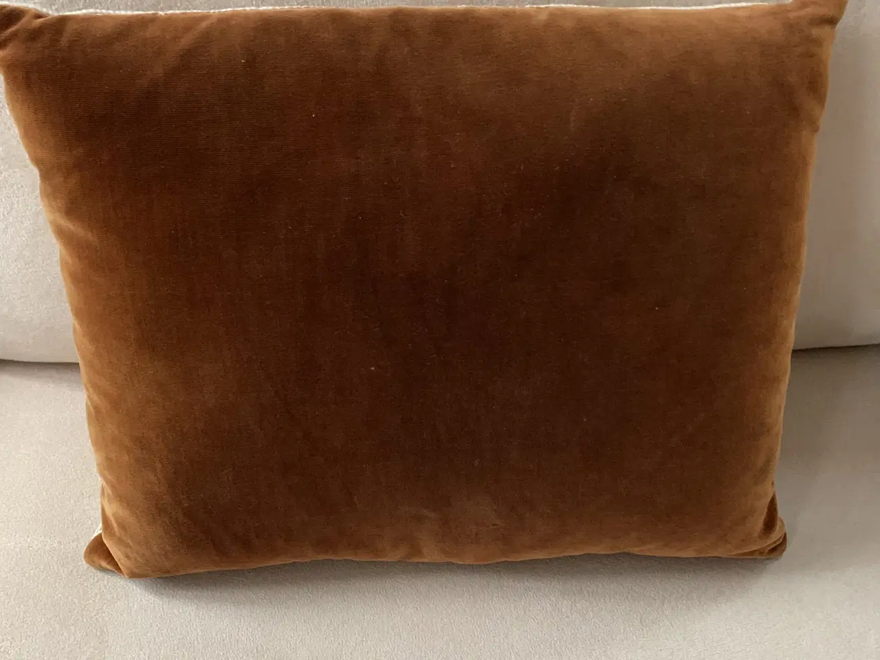 Billede 5 - Broderede vintagesofapuder i fin stand