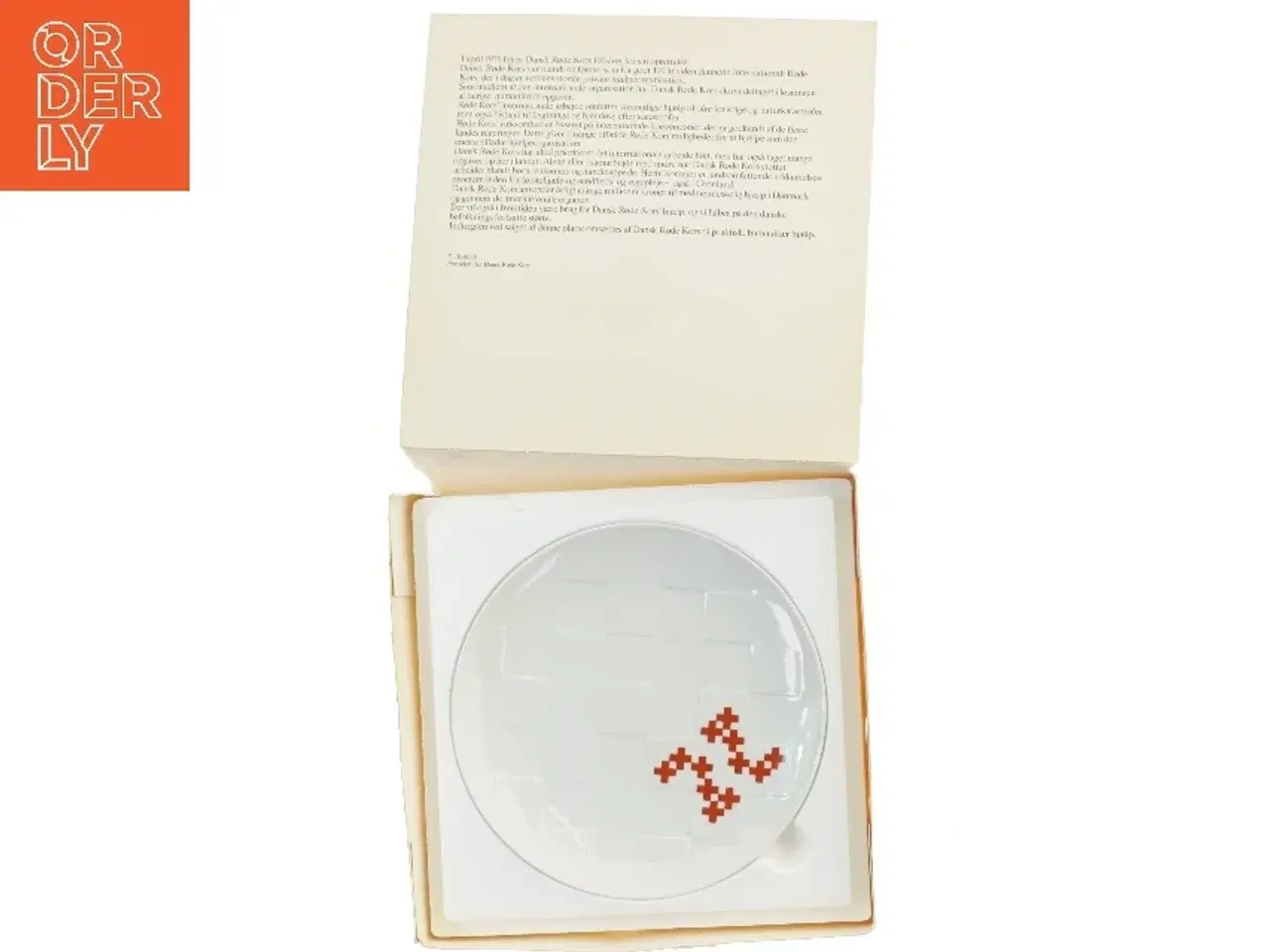 Billede 3 - Dansk Røde Kors jubilæumsplatte fra Den Kongelige Porcelænsfabrik (str. Ø 20,5 cm)