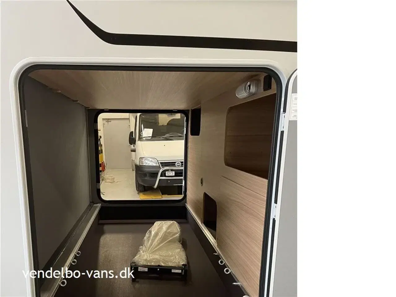 Billede 18 - 2026 - Dethleffs Just T 7052 EBL   Enkeltsenge over garagen og face to face siddegruppe