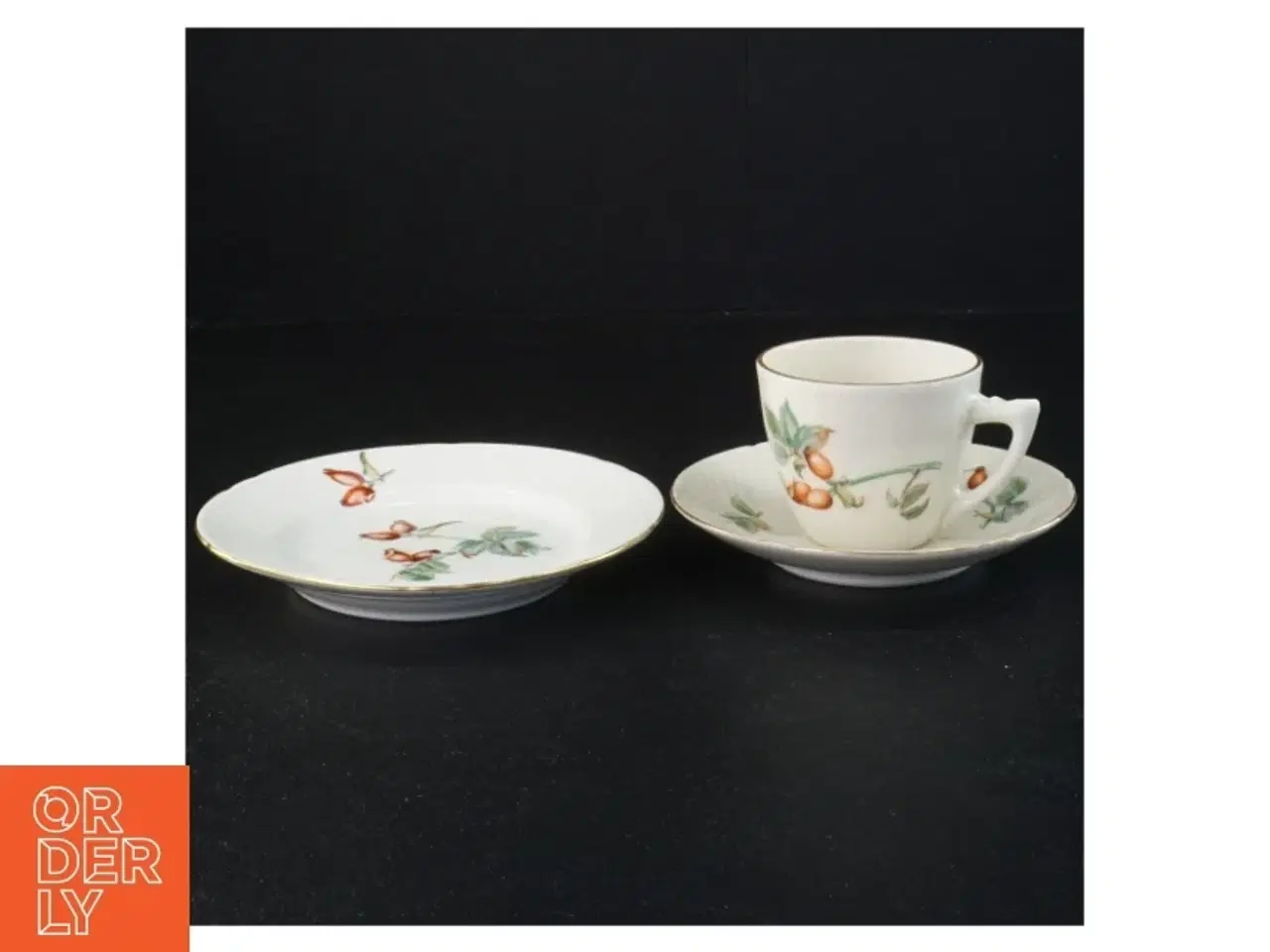 Billede 1 - Porcelæn kaffesæt med blomstermotiv fra Bing Og Grøndal (str. Diameter 15 og en halv cm kop 6 x 7 cm)