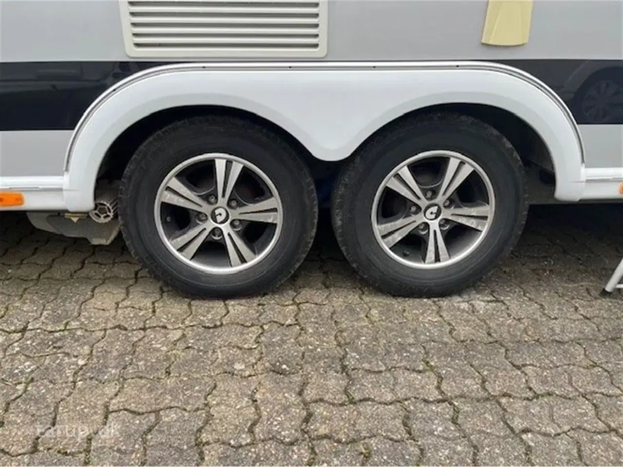 Billede 5 - 2015 - Dethleffs Beduin VIP 650 RFT Thule tagmonteret el-markise, Truma aircon., mover, ALDE centralvarme, vandbåren gulvvarme, rundsiddegruppe, fransk dobbeltseng