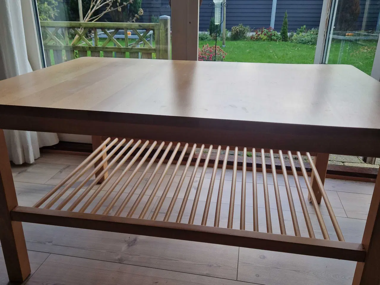 Billede 3 - Sofabord i lyst træ.