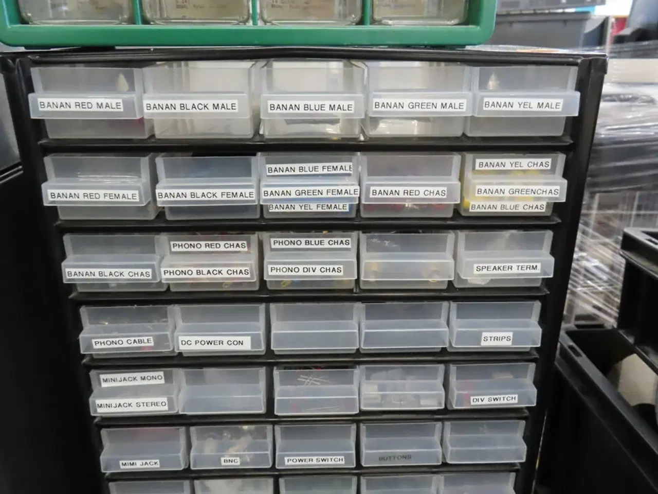 Billede 15 - Opbevaringskasser med div elektronikdele til bl.a. kabler
