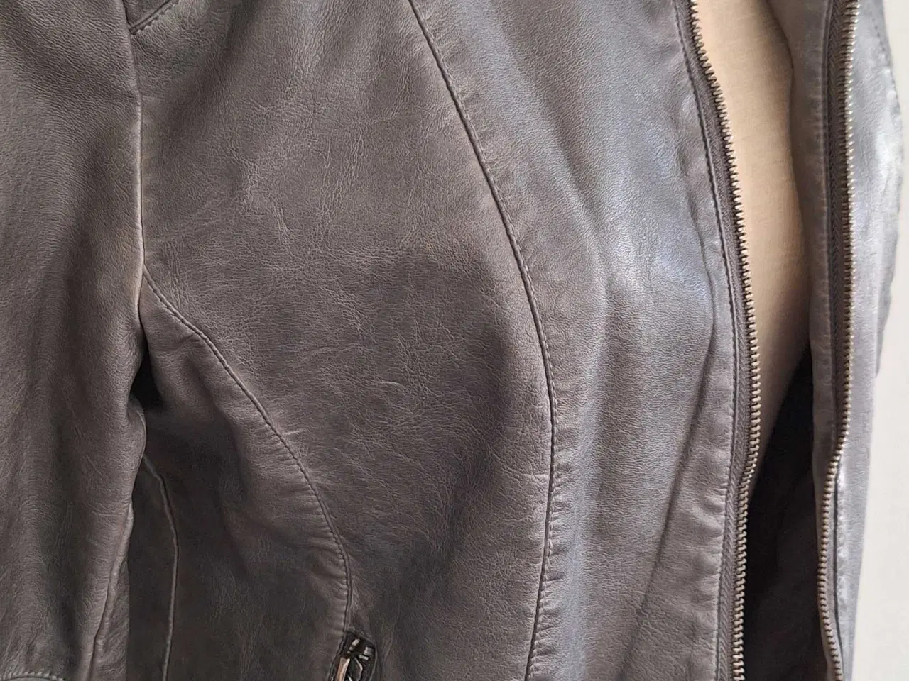 Billede 2 - Red One Original imiteret skindjakke str. 38