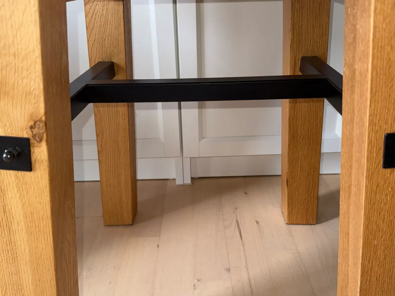 Billede 4 - Massivt egetræsbord – 50 x 50 x 55 cm