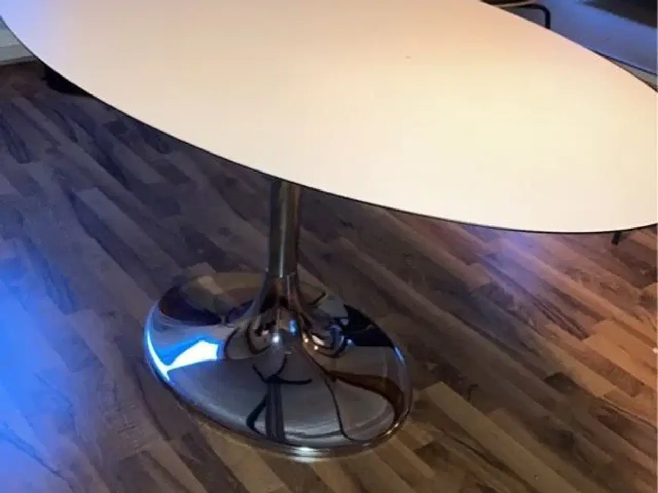 Billede 2 - Ovalt spisebord med ben i spejlglans