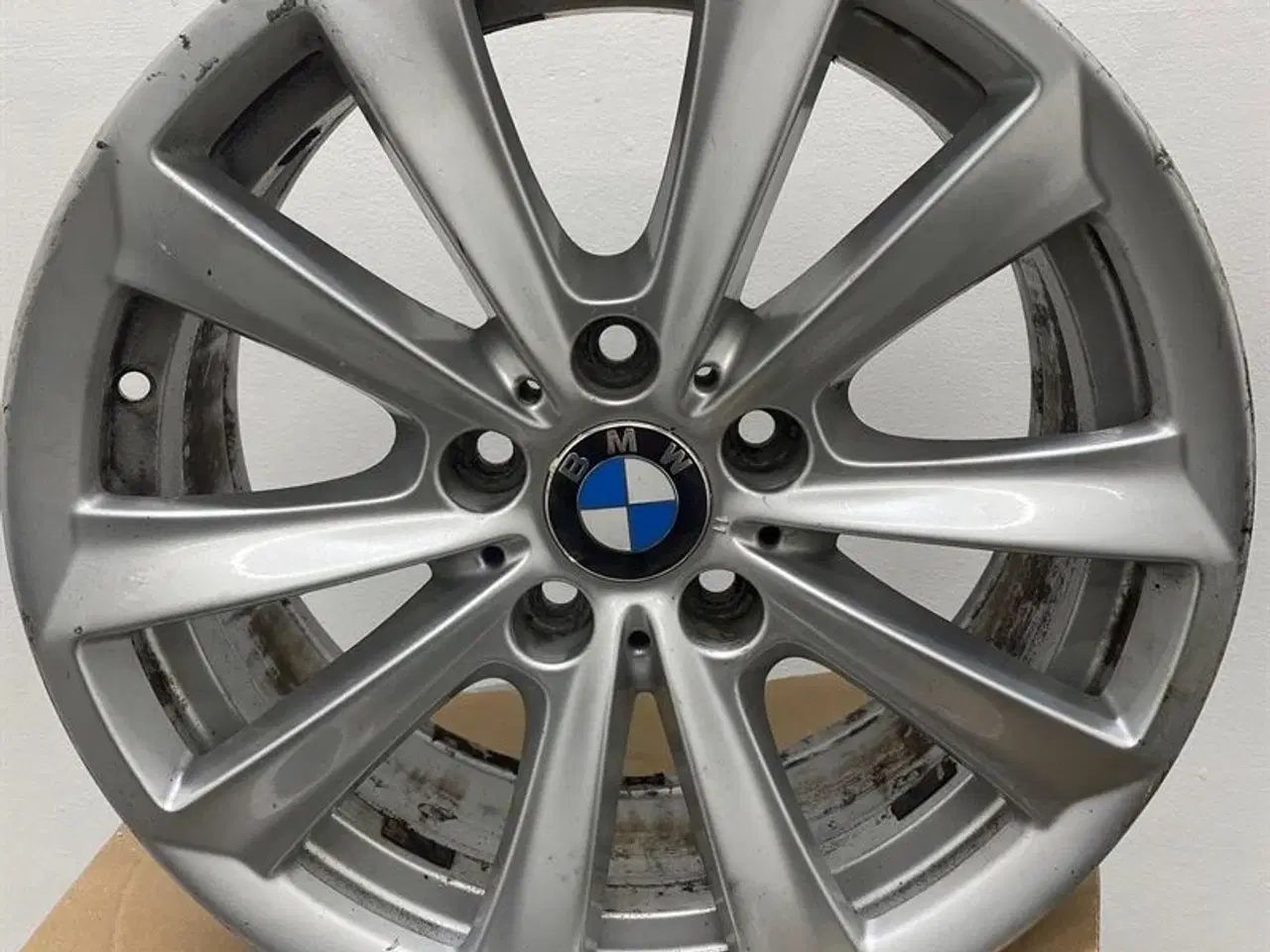 Billede 2 - 17" Org. BMW alufælge uden dæk "V speiche 236" A64431 BMW E90 E91 E92 E93 E90LCI E91LCI E92LCI E93LCI F10 F11 F12 F13 F06 GC F10 LCI F11 LCI F06 GC L