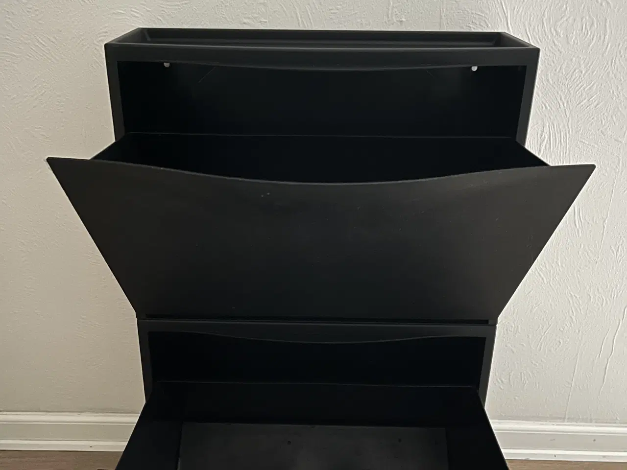 Billede 2 - 2 sorte IKEA Trones skokasser / skoskab