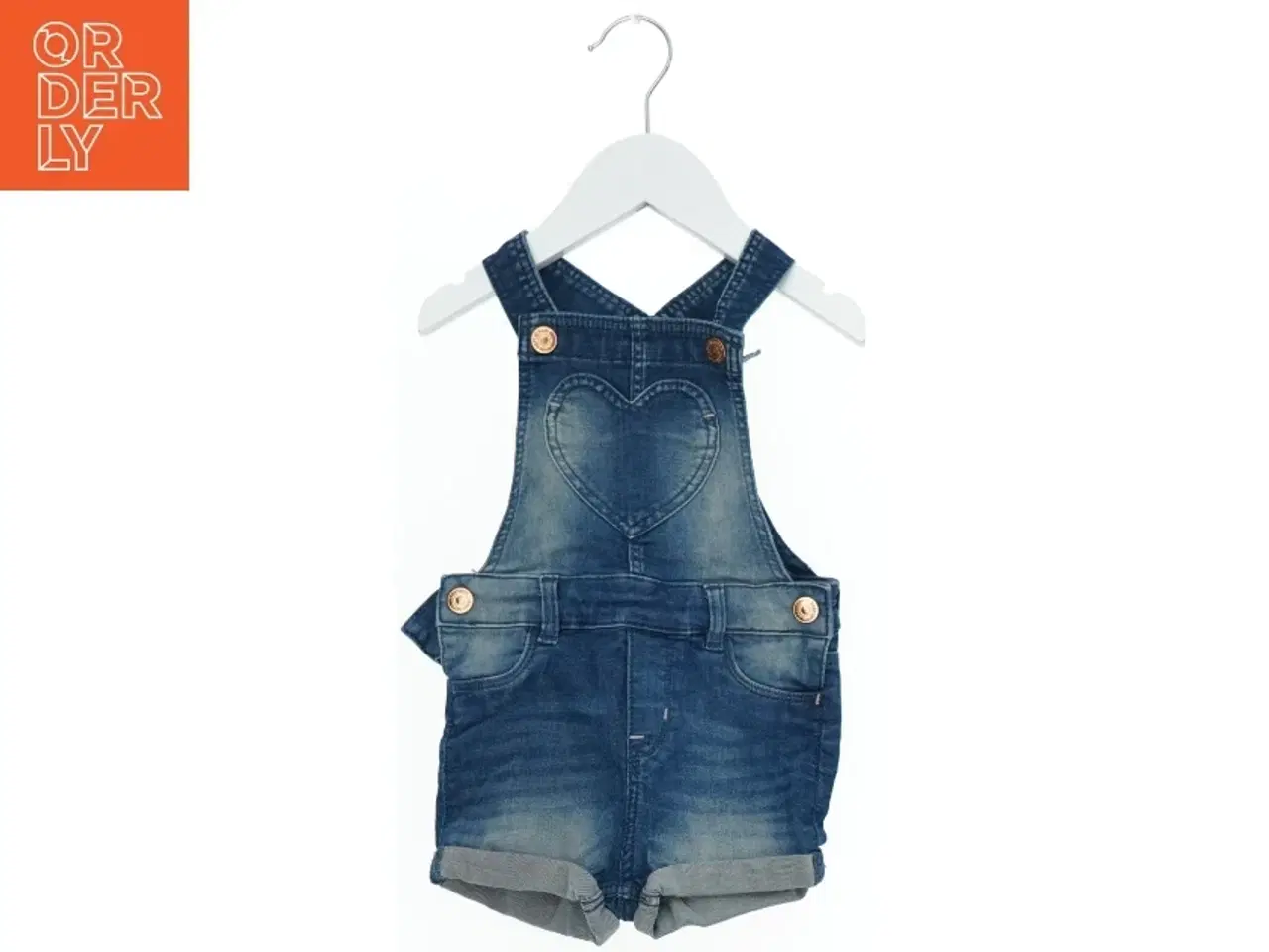 Billede 1 - Denim børneshortsoveralls med hjertedetalje fra H&M (str. 74)