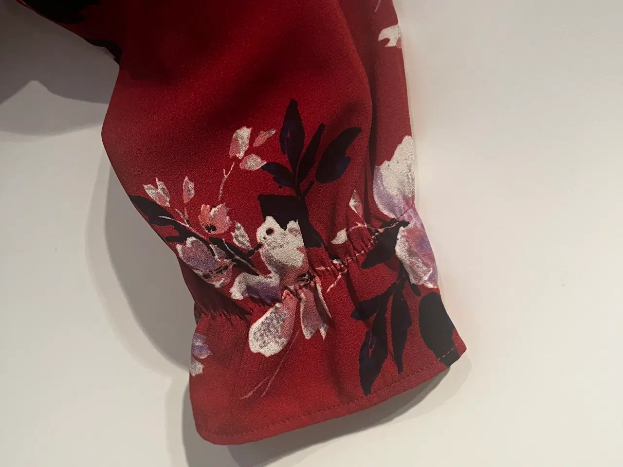 Billede 4 - Flot blomsteret kjole i bordeaux