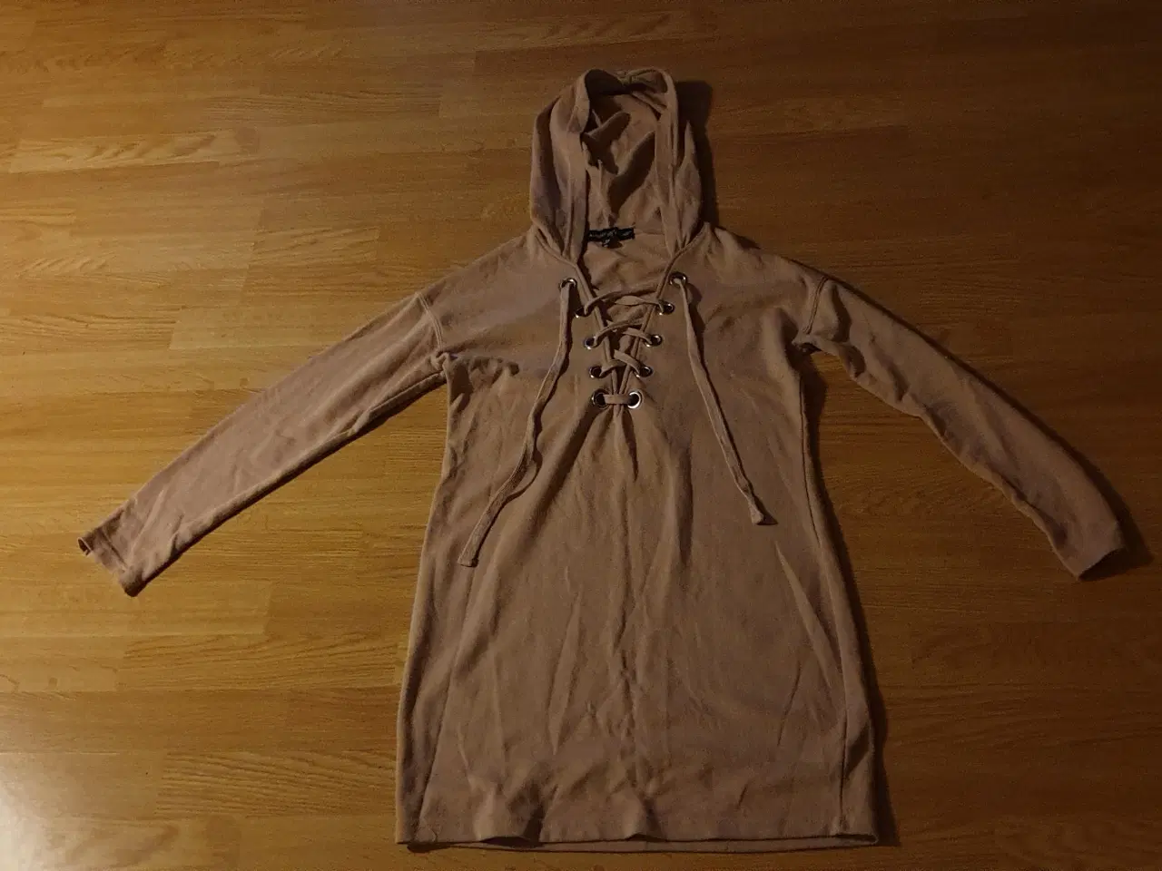 Billede 2 - GRATIS Hoodie kjoler-badekåbe-sandaler Se 4 fotos