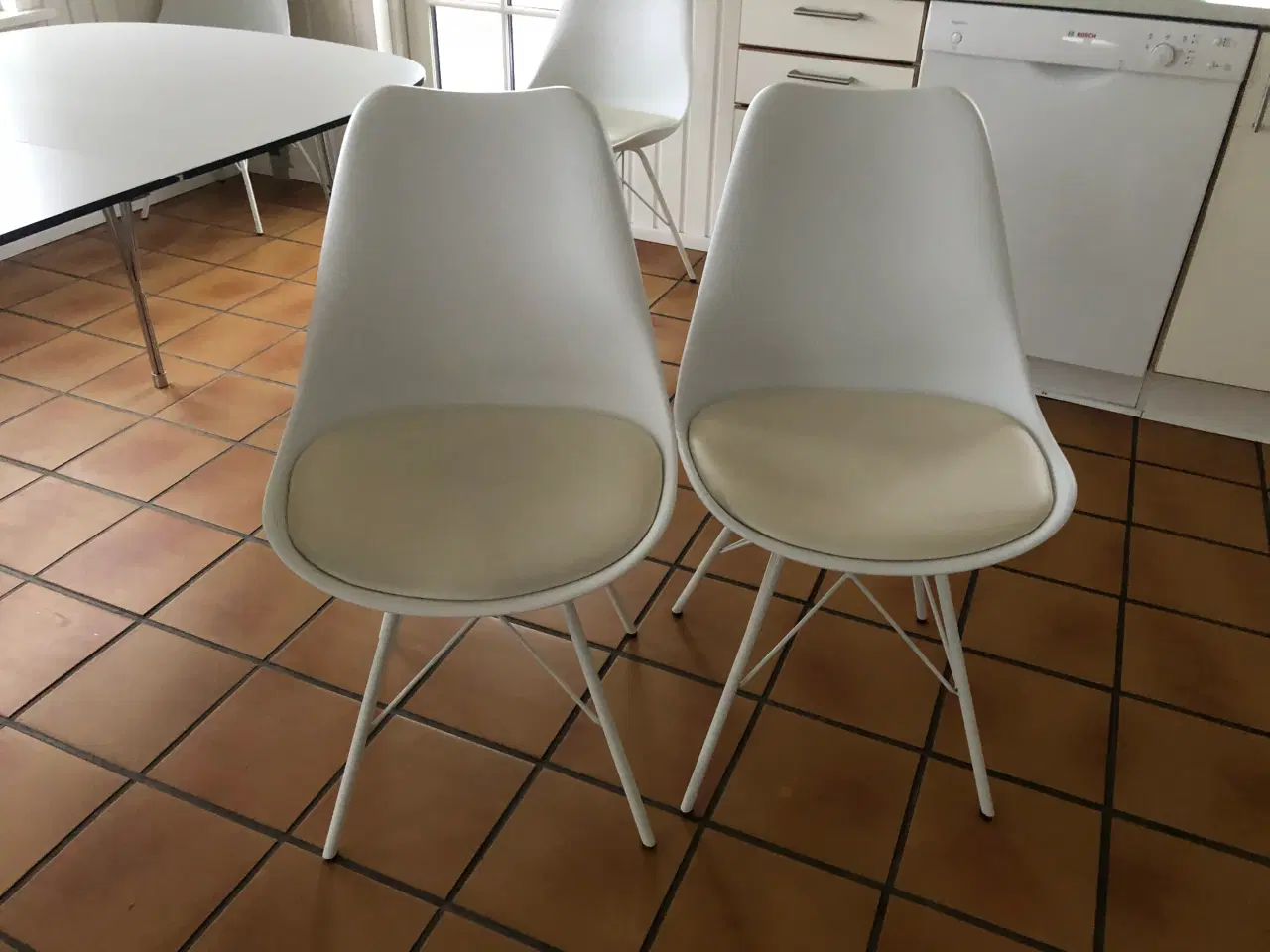 Billede 6 - Hvidt Spisebord med 6 stole
