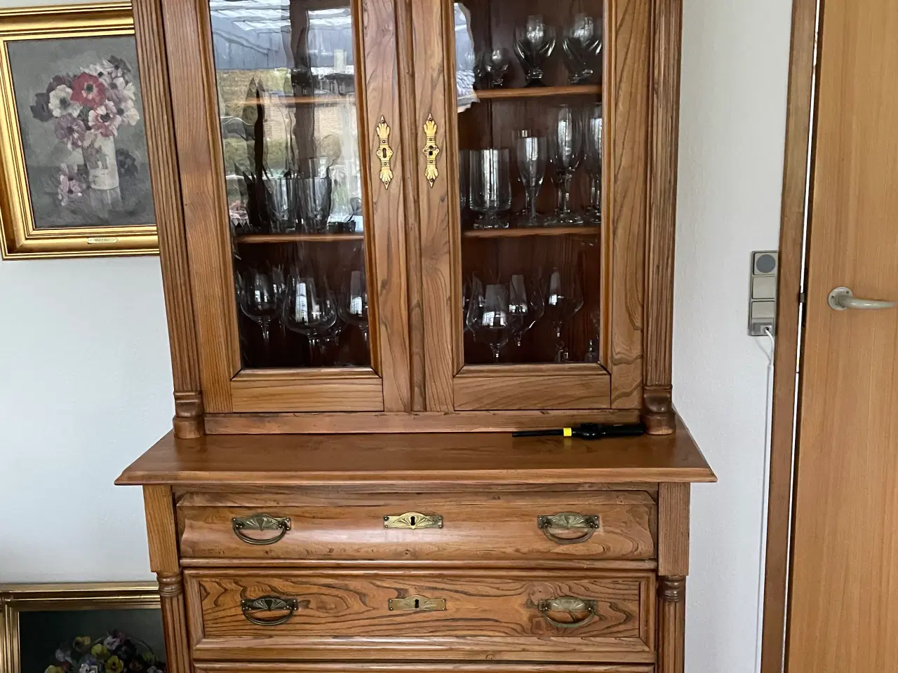 Billede 1 - Vitrine skab flot velholdt   