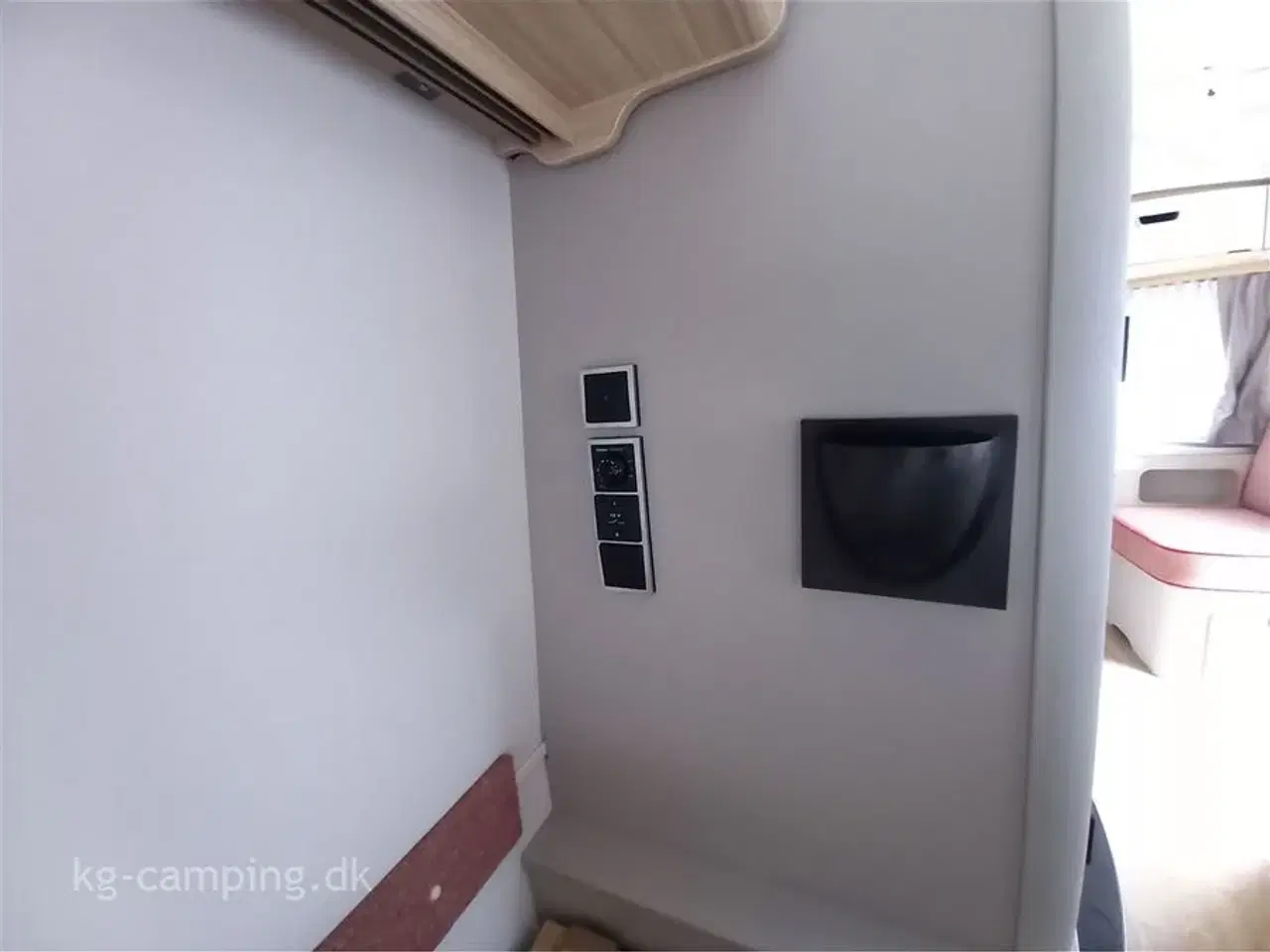 Billede 11 - 2024 - Eriba Touring 430 Tango Red Edition   TILBUD nedsat med kr. 18.000,- | Populær rejsevogn - Urban Edition. Spækket med ekstraudstyr!