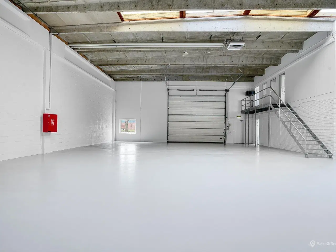Billede 10 - Stort og højloftet lagerlokale med tilhørende kontorlokale.
