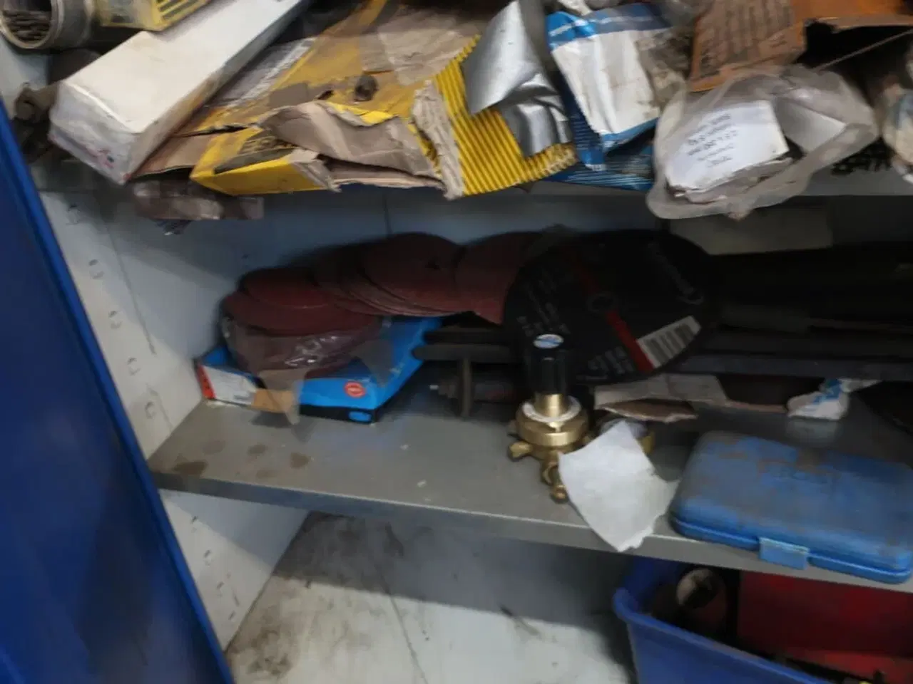 Billede 9 - Stålskab med indhold