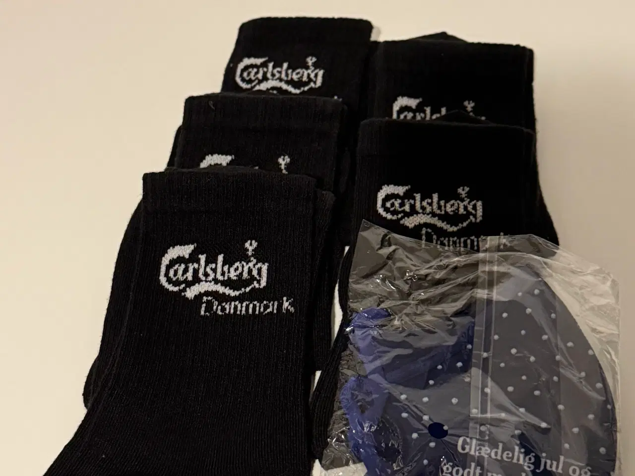 Billede 9 - Fem par sorte Carlsberg strømper og J-dag mundbind