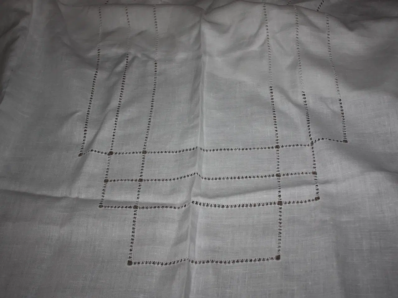 Billede 2 - Broderet hør duge med hulmønster 216 cm x 133 cm
