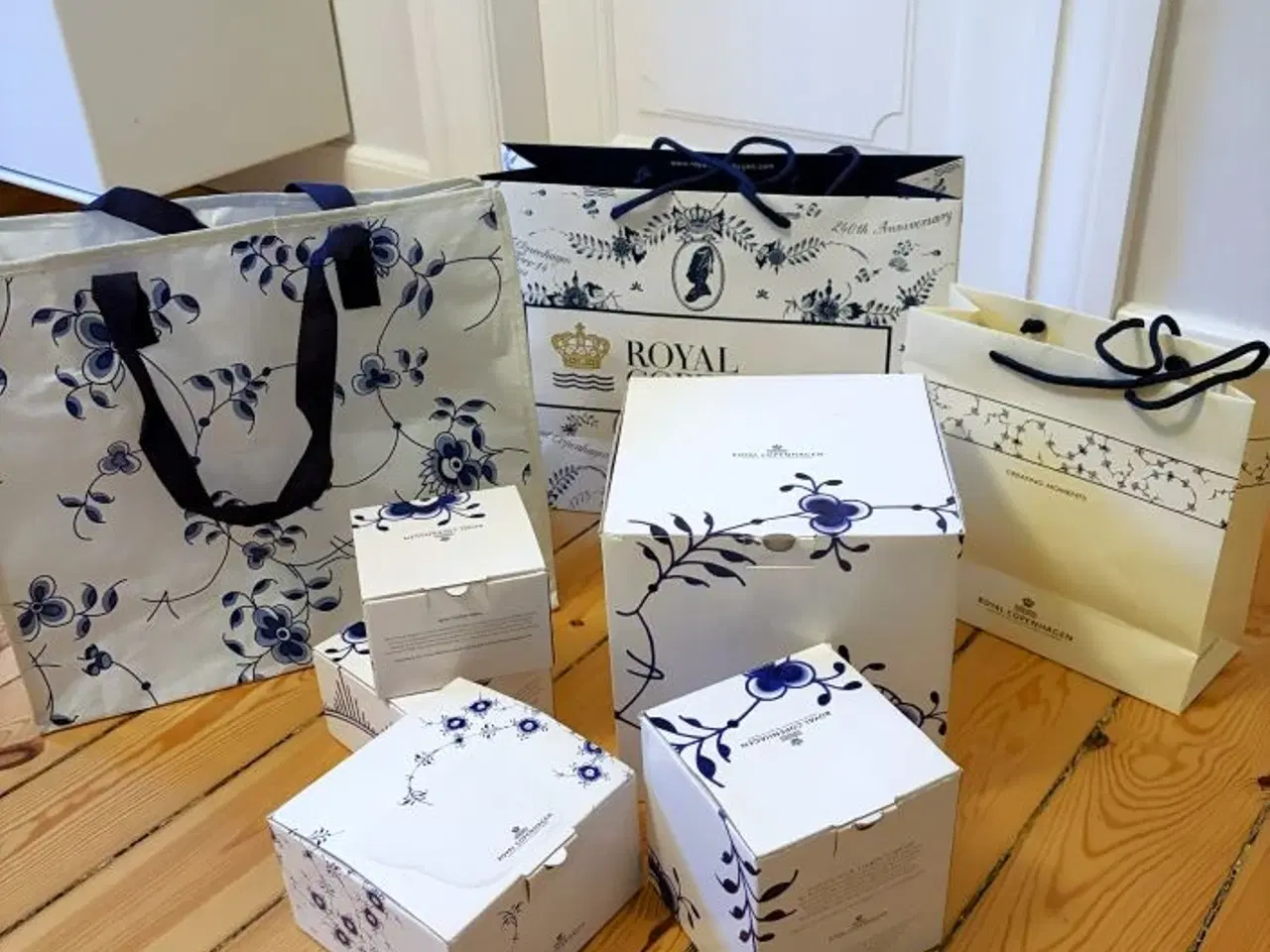 Billede 1 - Æsker og poser fra Royal Copenhagen