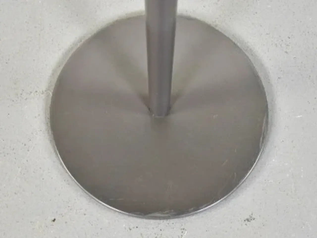 Billede 3 - Stumtjener i lysegrå metal med rund fod. h 170 cm.