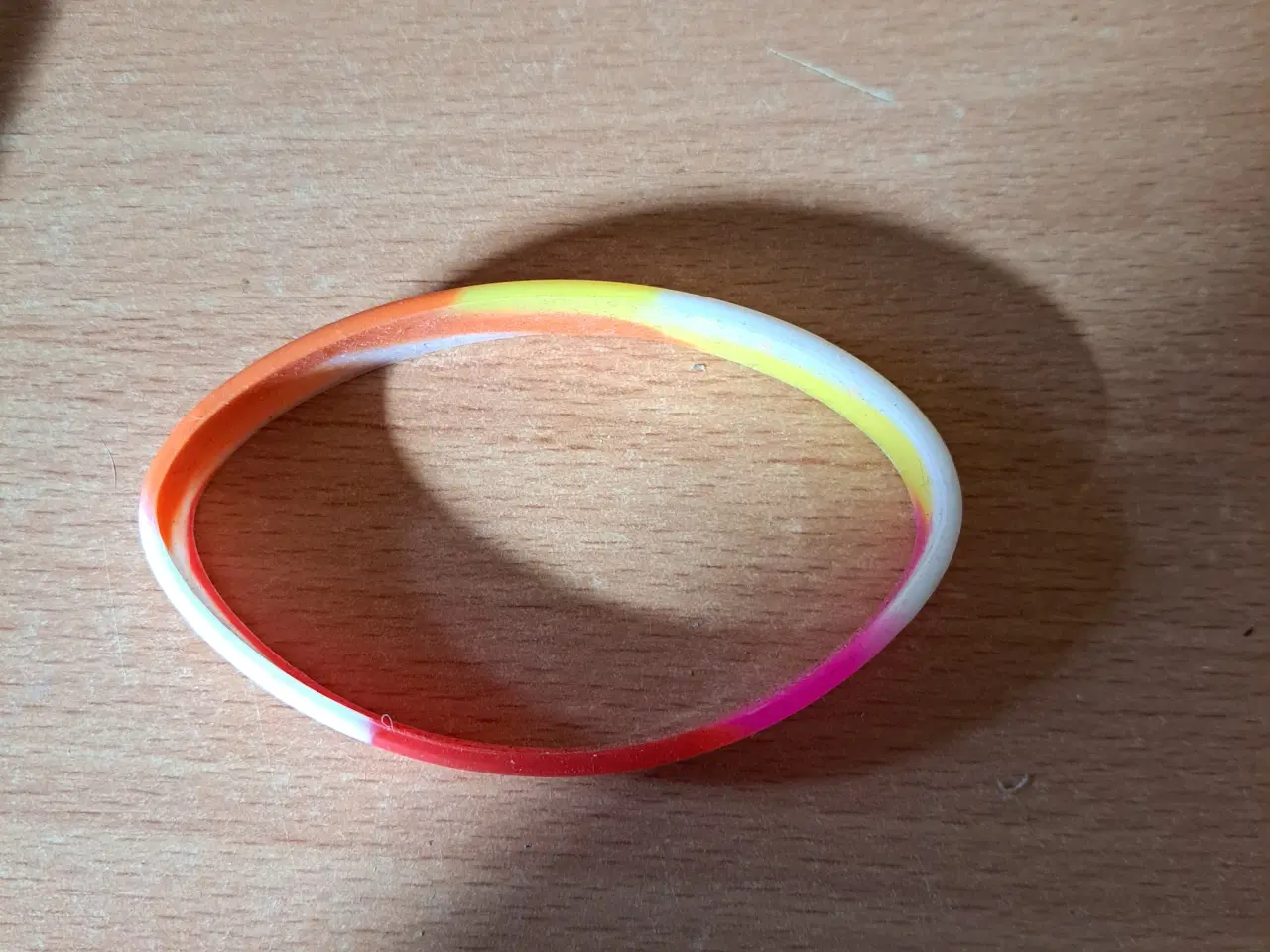 Billede 2 - Armbånd i gummi med teksten good bless the world