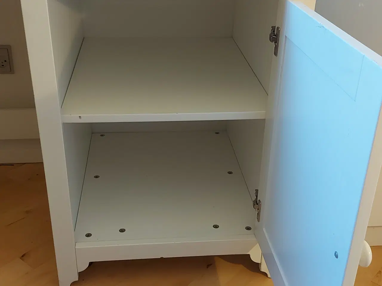 Billede 2 - Hvidt skrivebord med skab