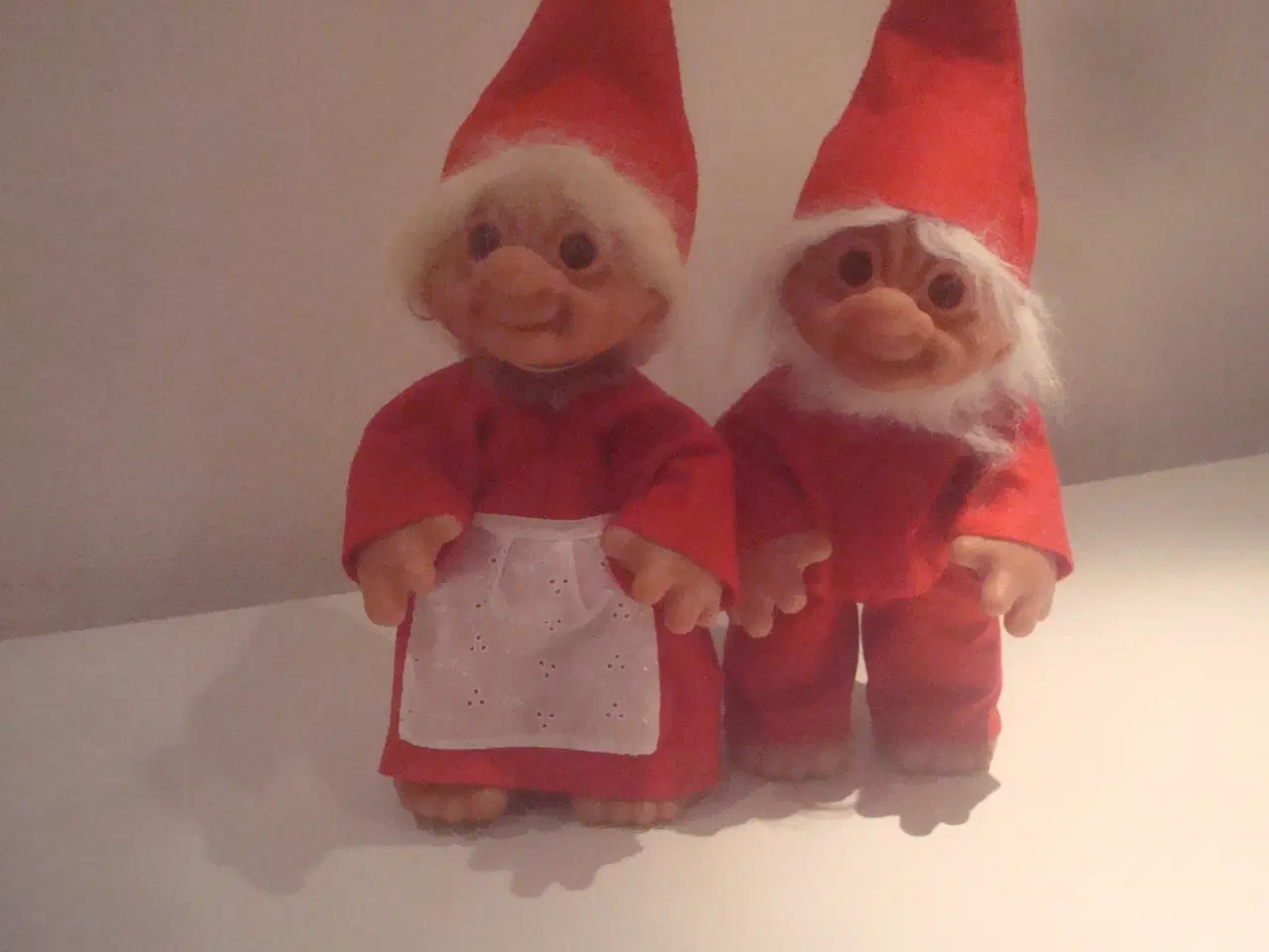 Billede 3 - DAM TROLDEPAR i JULETØJ, ca 35 CM, FLOTTESTE STAND