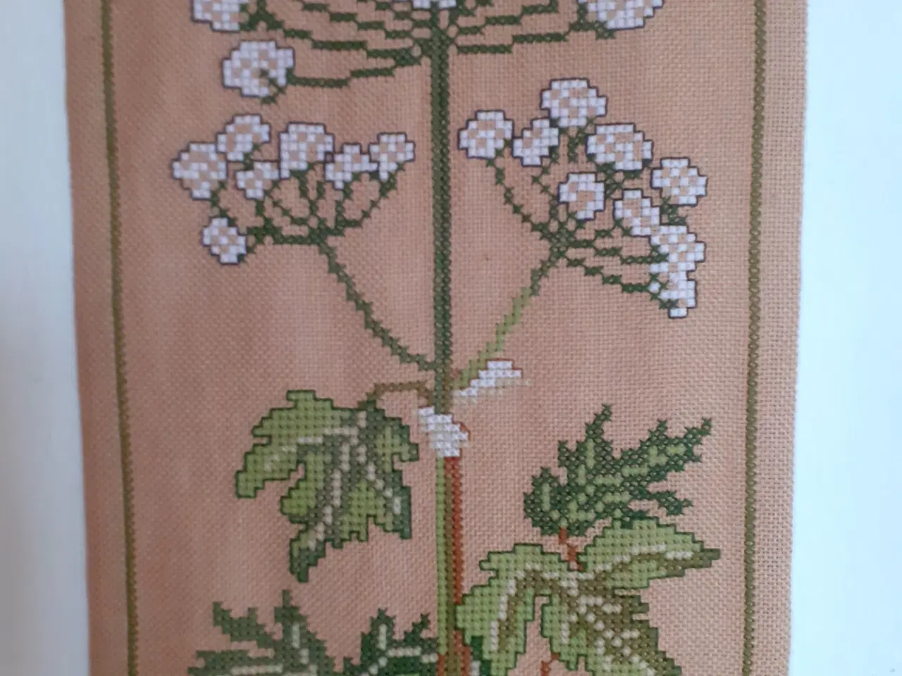 Billede 2 - Vægophæng med broderet Bjørneklo  