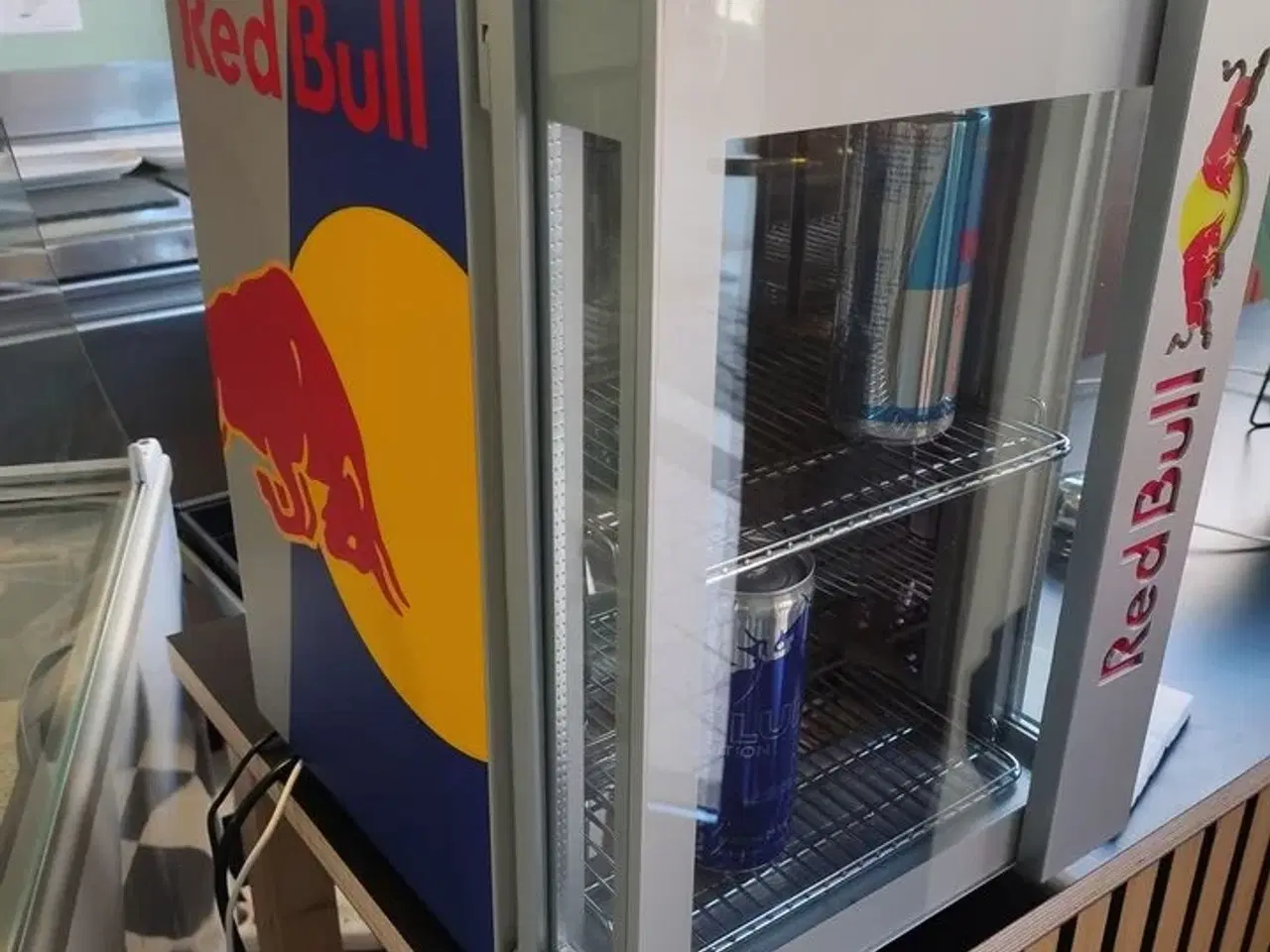 Billede 2 - Red Bull køleskab