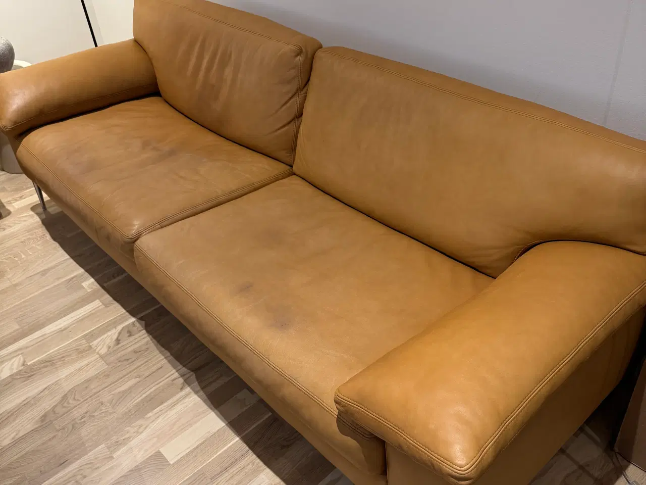 Billede 1 - Cognac farvet 2 +3 personers sofa i mærket DC 8900