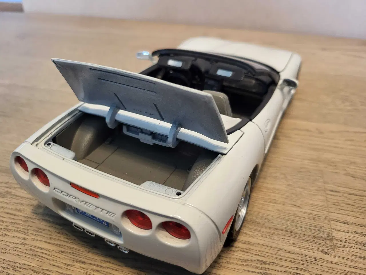 Billede 7 - Modelbil: CHEVROLET CORVETTE C5 1997.  Skala 1/18.