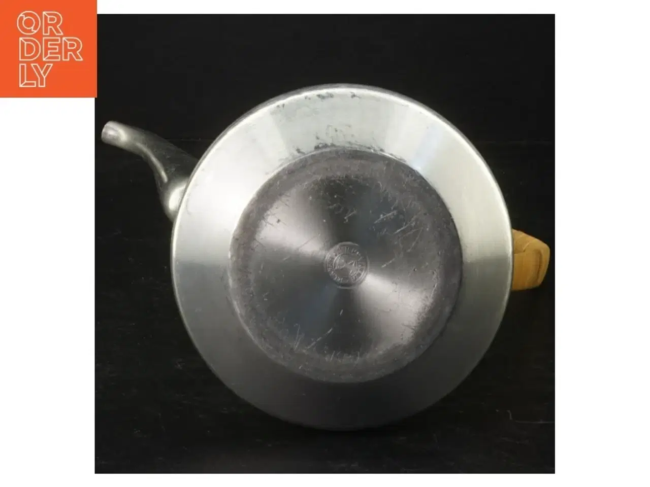 Billede 2 - Støbt kande i tin med træhåndtag (str. 20 cm)