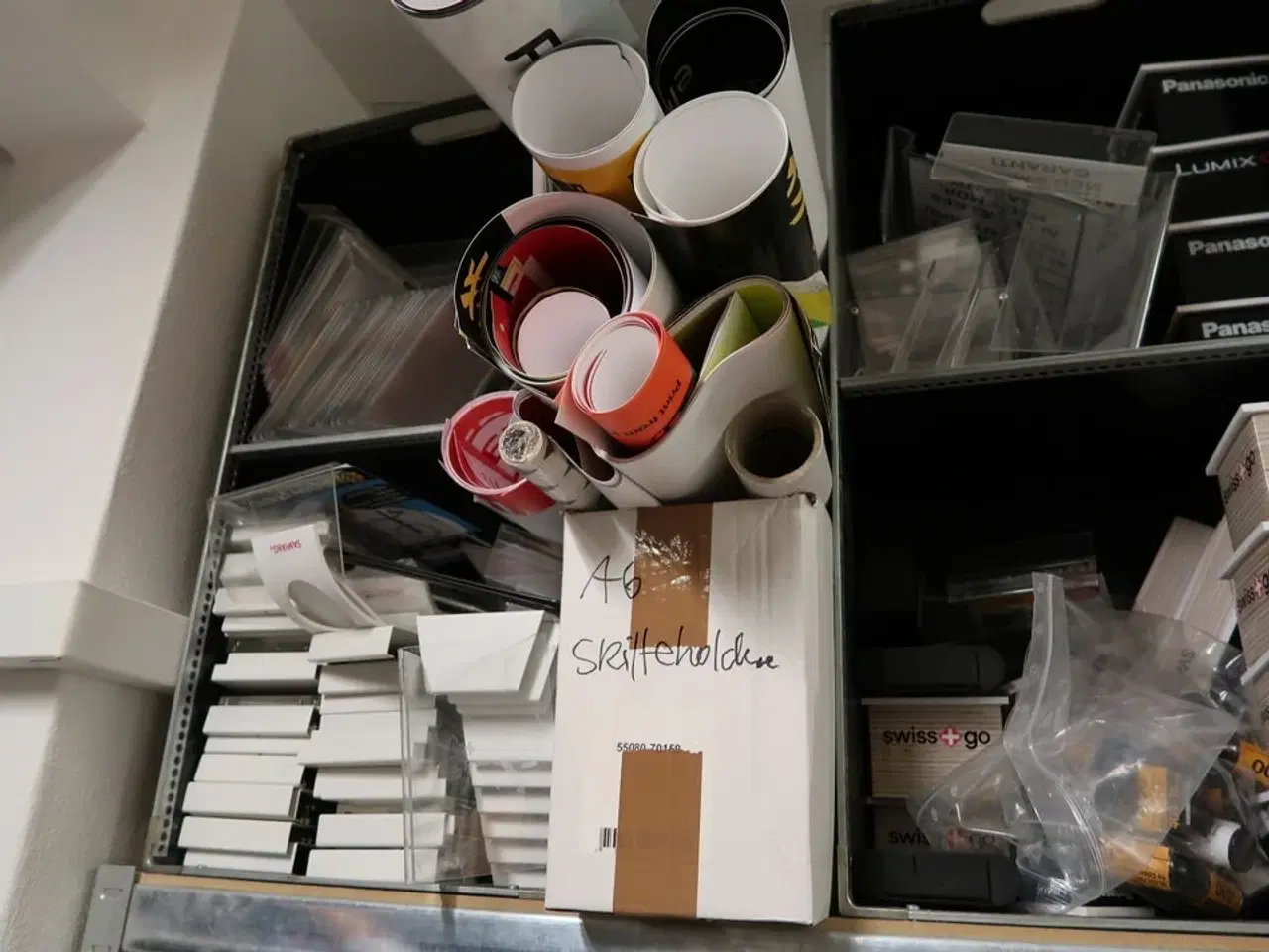 Billede 3 - Lagerreol med indhold