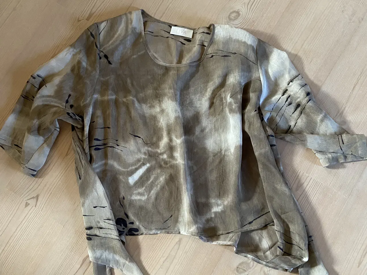 Billede 1 - Blusen til brug over en top